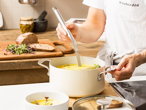 Produktbild von KitchenAid, Kasserolle mit Deckel Creme 24 cm