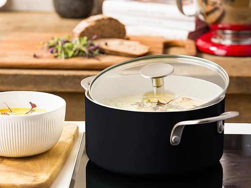 Produktbild von KitchenAid, Kasserolle 20 cm mit Deckel schwarz