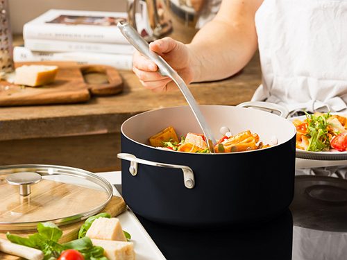 Produktbild von KitchenAid, Kasserolle 20 cm mit Deckel schwarz