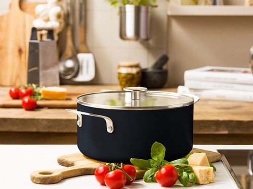 Produktbild von KitchenAid, Kasserolle 24 cm mit Deckel schwarz