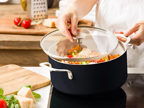 Produktbild von KitchenAid, Kasserolle 24 cm mit Deckel schwarz