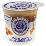 Abgetropfter Joghurt mit gesalzenem Karamell