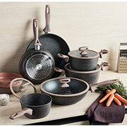 Batteria Class Stone
- Corpo in alluminio
- Rivestimento antiderente effetto pietra 
- Adatta a tutti i piani cottura, inclusa l'induzione
- Composizione: padelle 24-28 cm, casseruole 16-20-24 cm, 3 coperchi in vetro