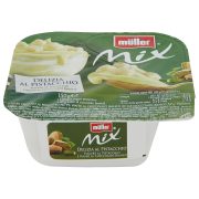 Pistazienjoghurt und weiße Schokoladenwaffeln