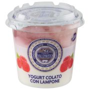 Abgetropfter Joghurt mit Himbeeren