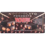 Schokoladentafel mit Haselnüssen